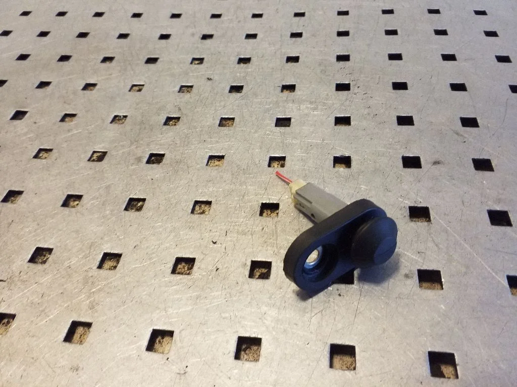 Kupee esiukse avamise/ sulgemise andur – Toyota Corolla E120 E130 (2004-2007)