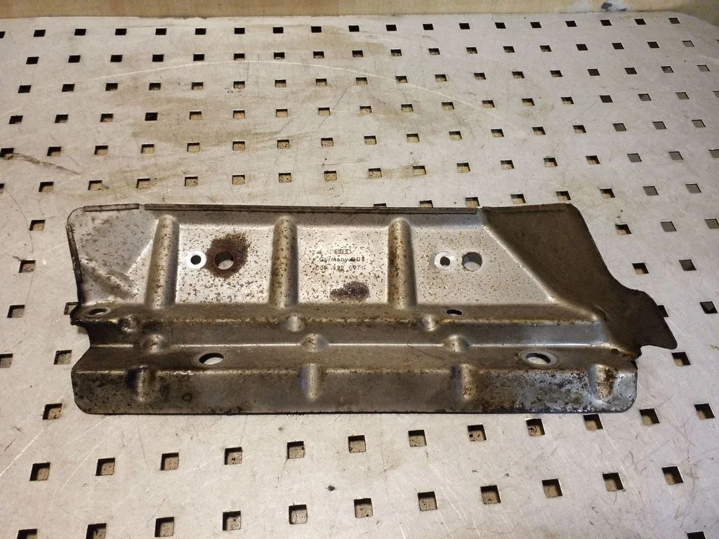 Heat shield in engine bay 06F129597C