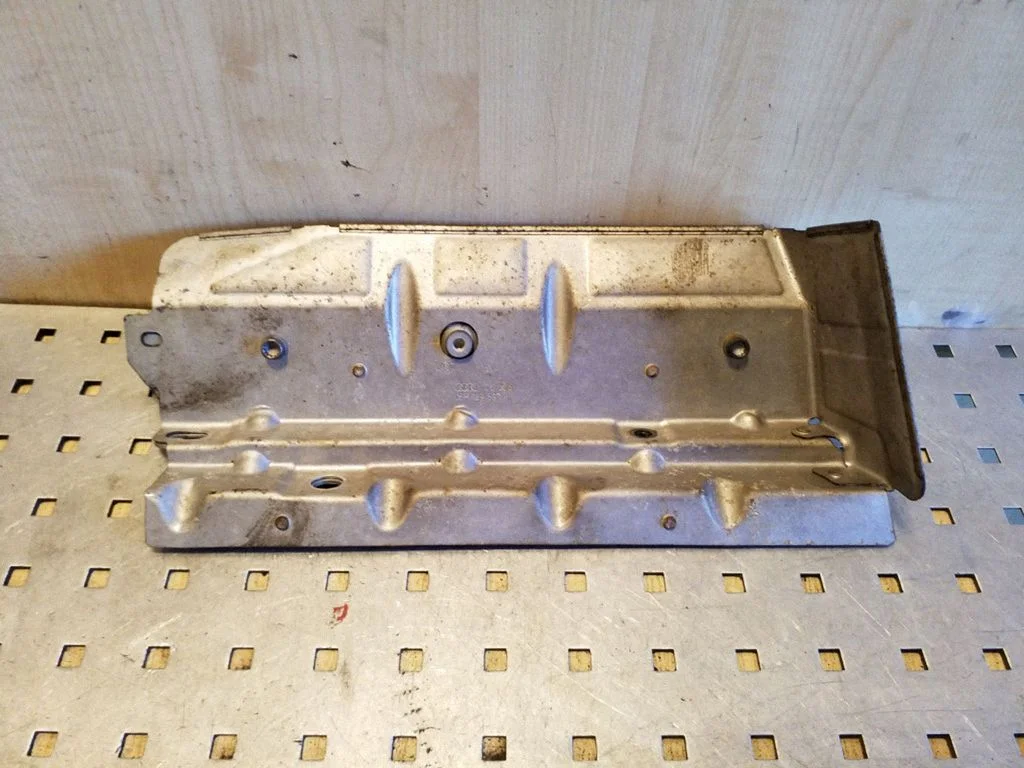 Heat shield in engine bay 06H129597K