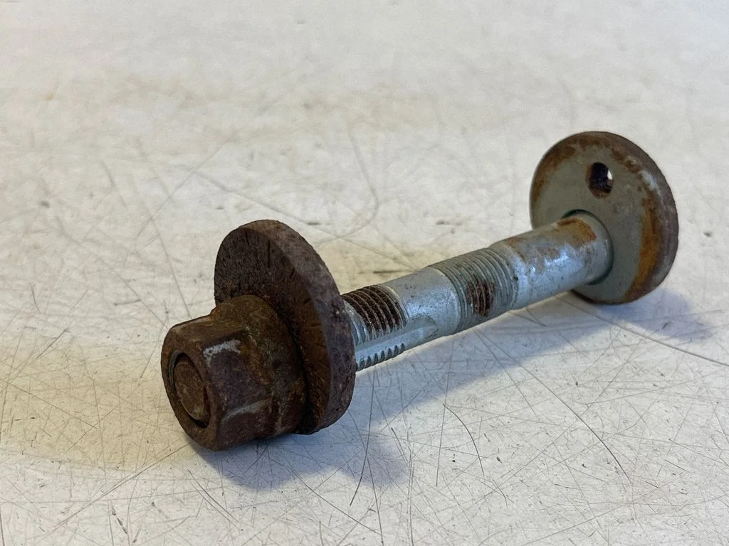 Rear suspension camber bolt