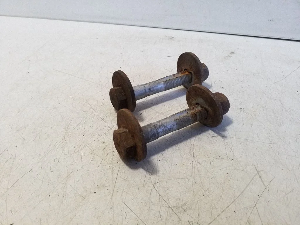 Rear suspension camber bolt