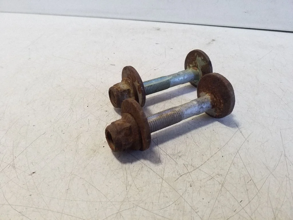 Rear suspension camber bolt
