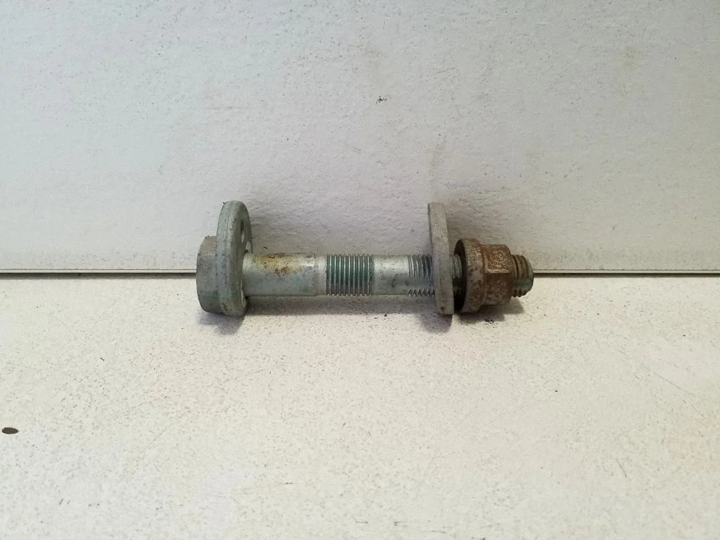 Rear suspension camber bolt