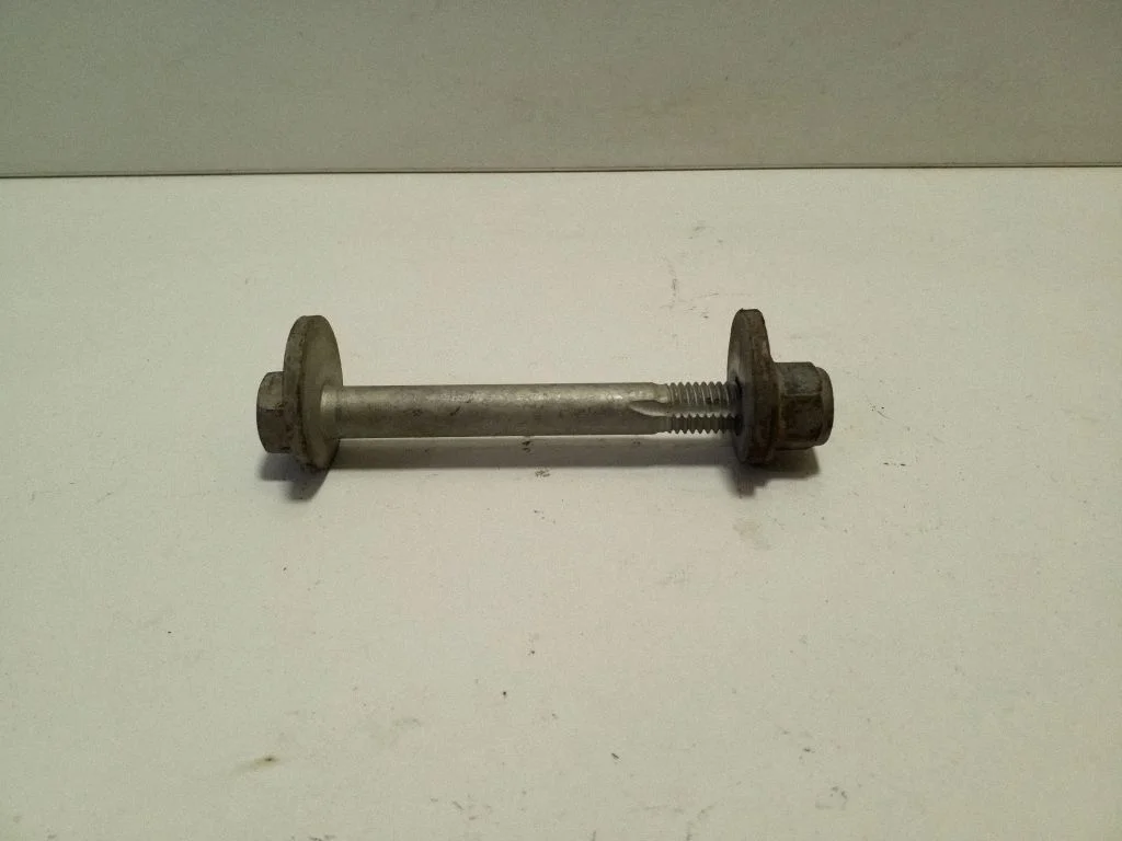 Rear suspension camber bolt