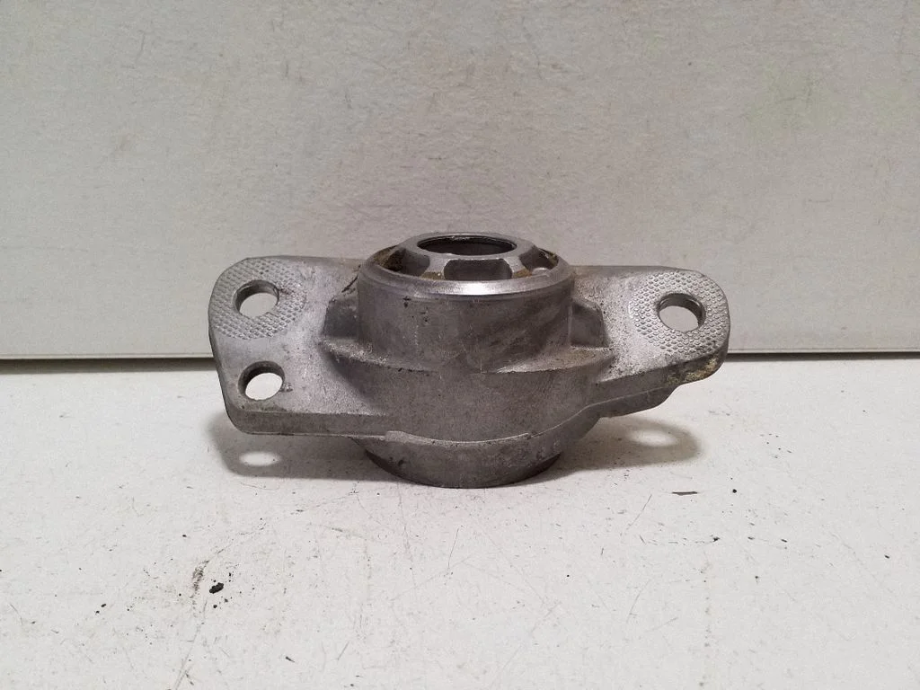 Front shock absorber mounting bracket – Volkswagen Golf Plus (2005-2013)