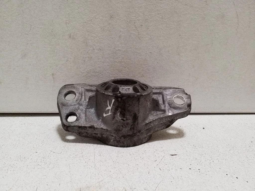 Amortisaatori kinnitusklamber – Audi Q3 8U (2011-2016)