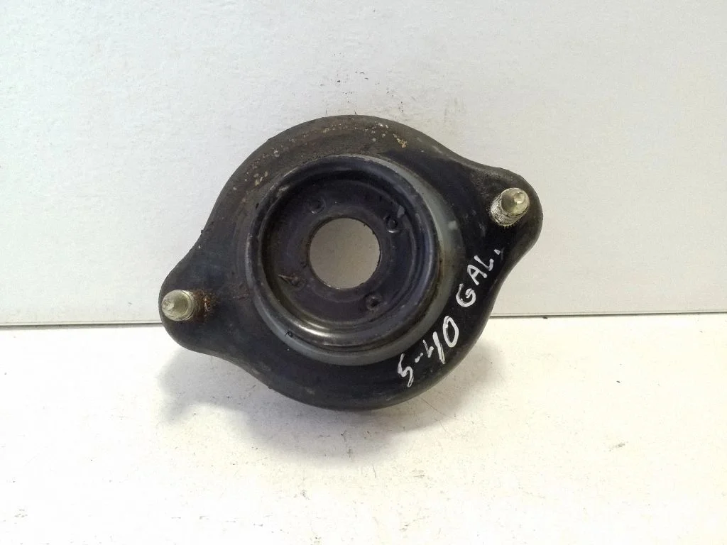 Front shock absorber mounting bracket – Volvo S40, V40 (1995-2004)