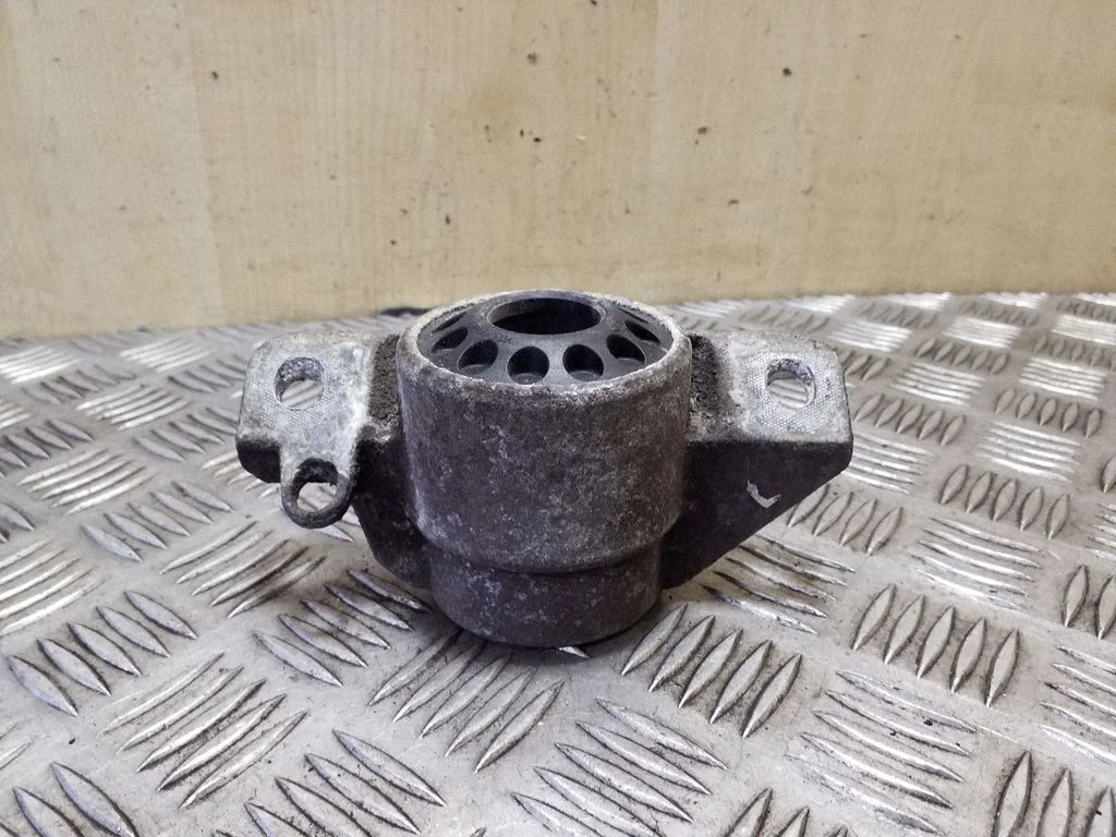 Amortisaatori kinnitusklamber 8K0513353E