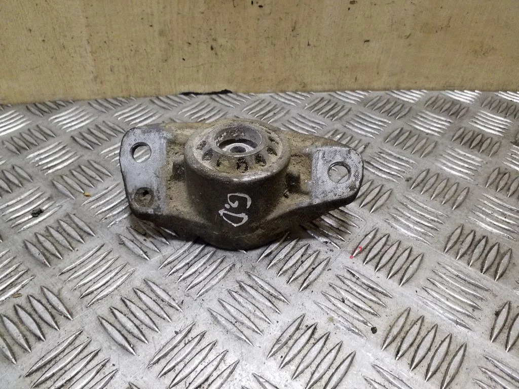 Front shock absorber mounting bracket – Skoda Octavia Mk2 (1Z) (2004-2013)