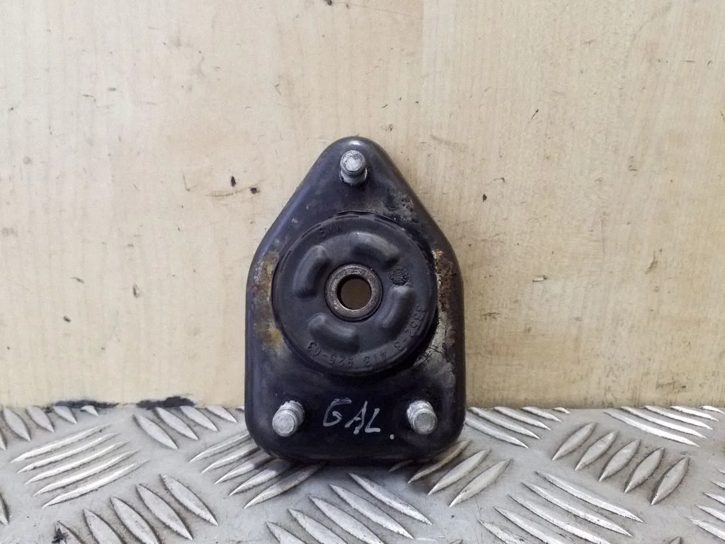 Front shock absorber mounting bracket 33523413925