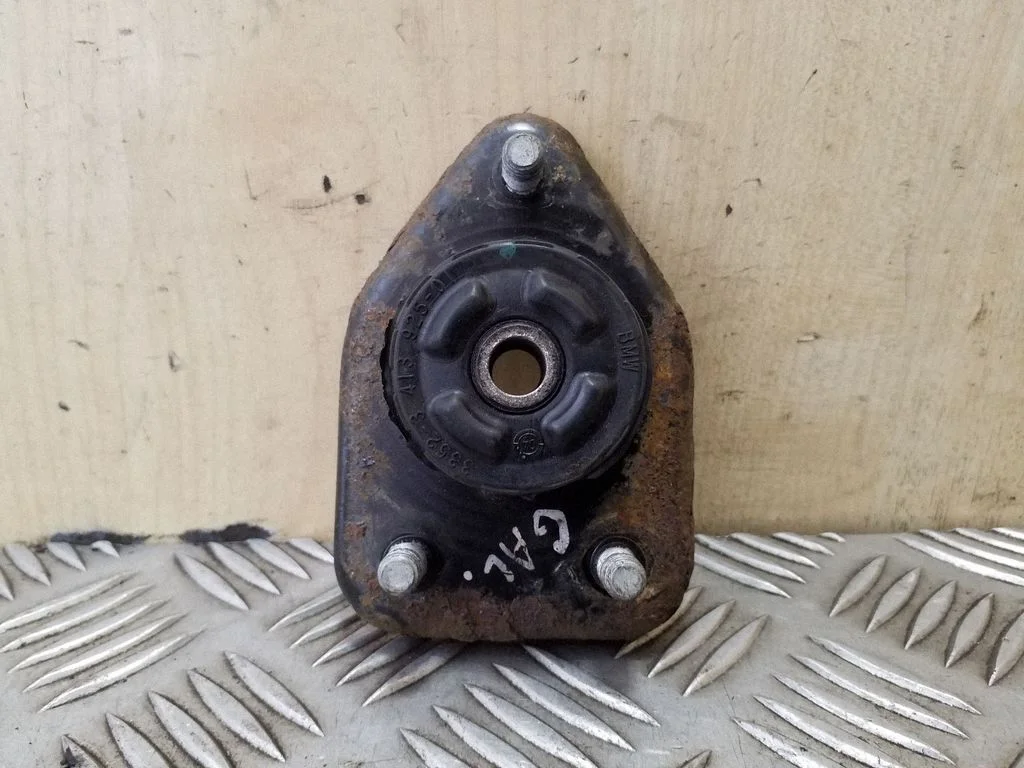 Front shock absorber mounting bracket 33523413925