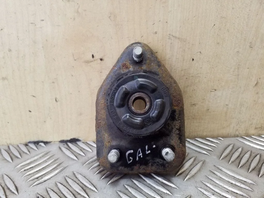 Front shock absorber mounting bracket 33523413925
