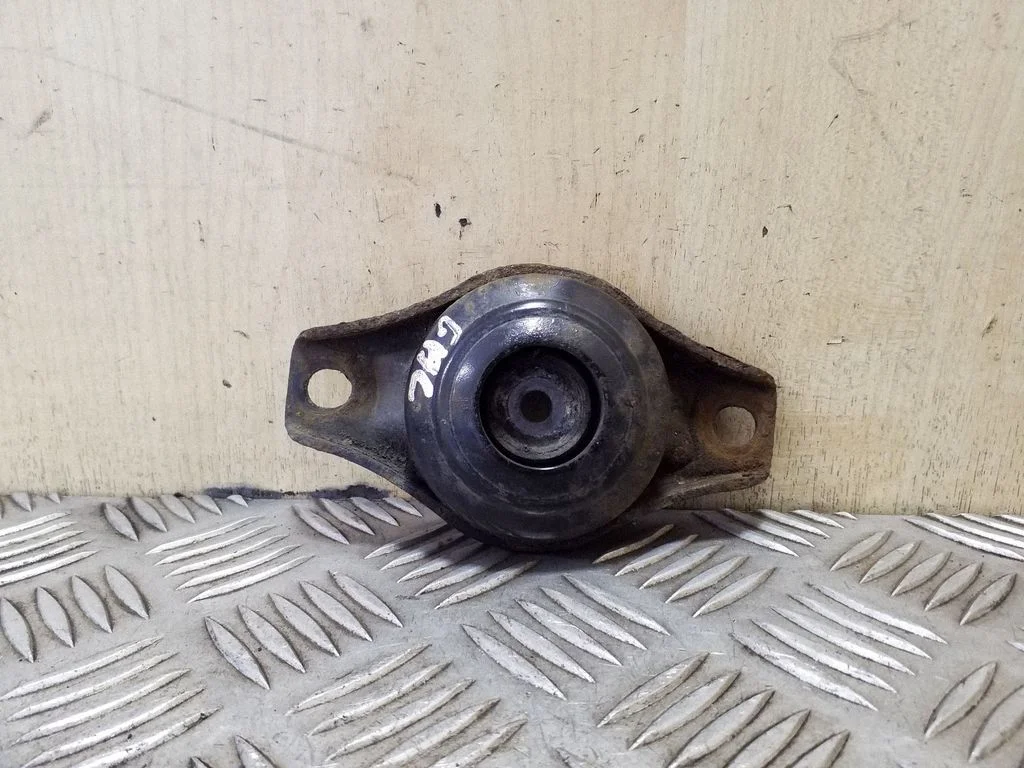 Amortisaatori kinnitusklamber 6G9118A116BA – Volvo S80 (2007-2013)