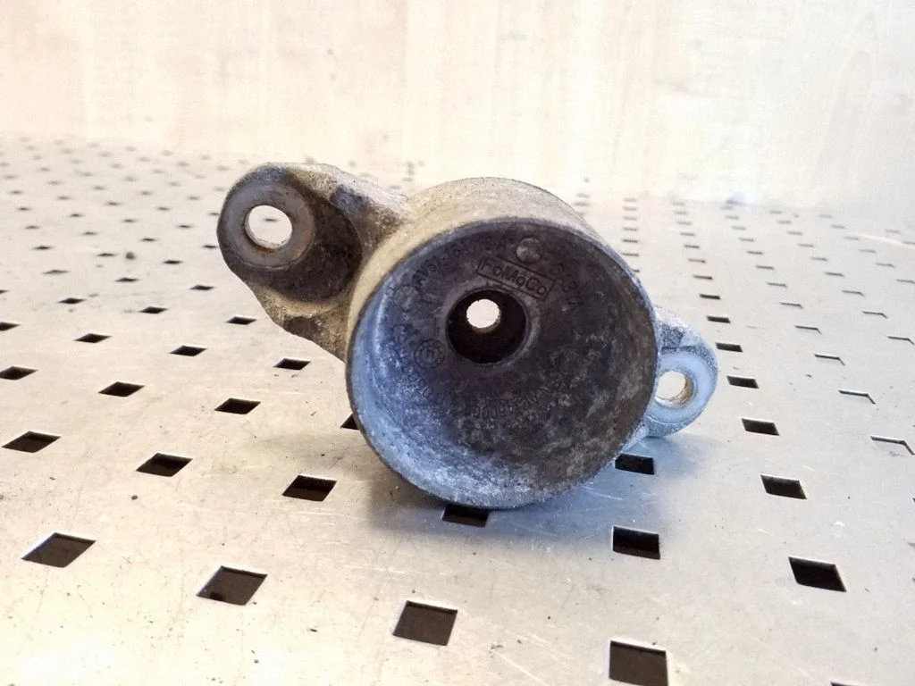 Amortisaatori kinnitusklamber AV6118A116A