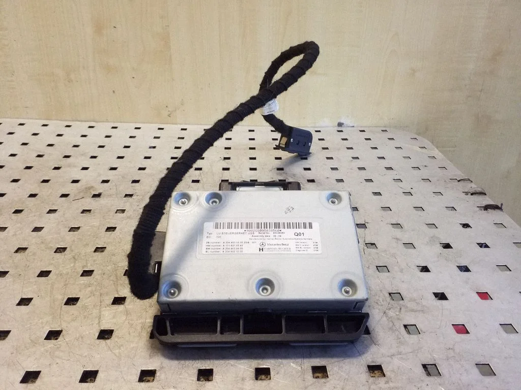 Head unit multimedia control – Mercedes-Benz E-Class W212 (2009-2016)