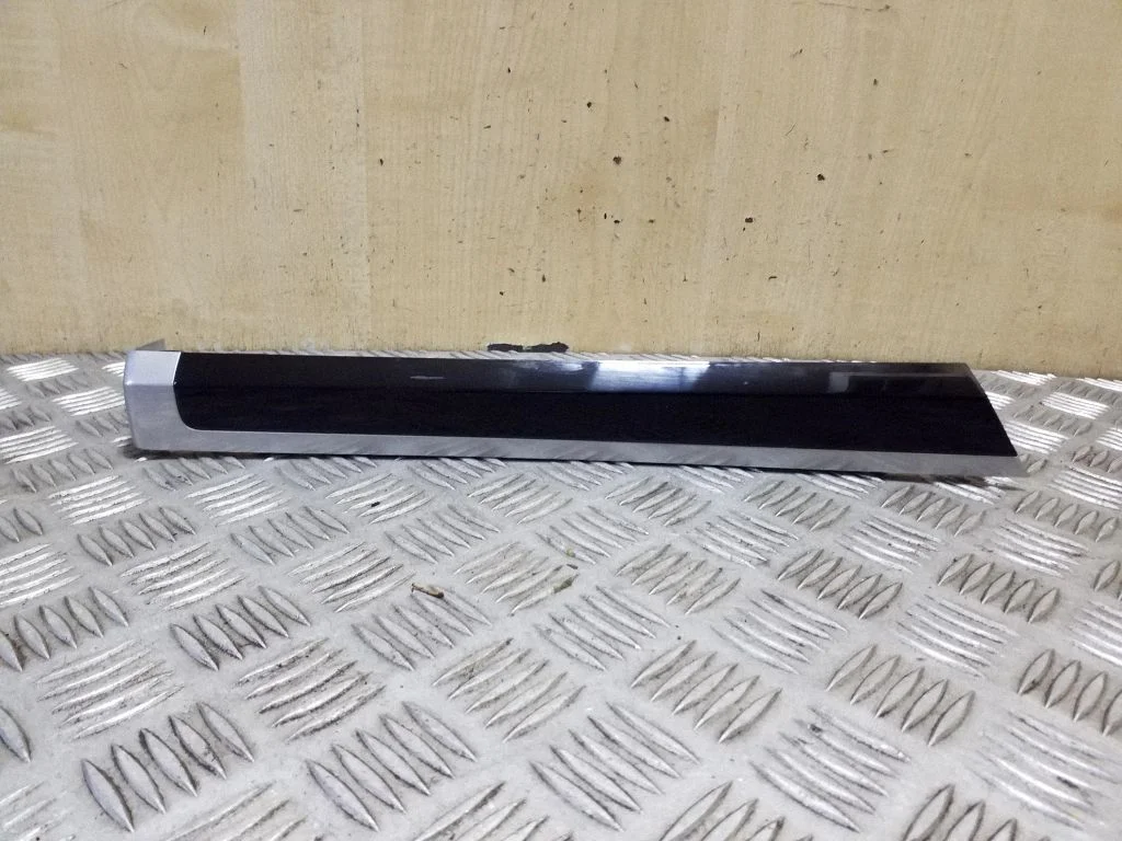 Aizmugurējā apdares josla 7P5867420F