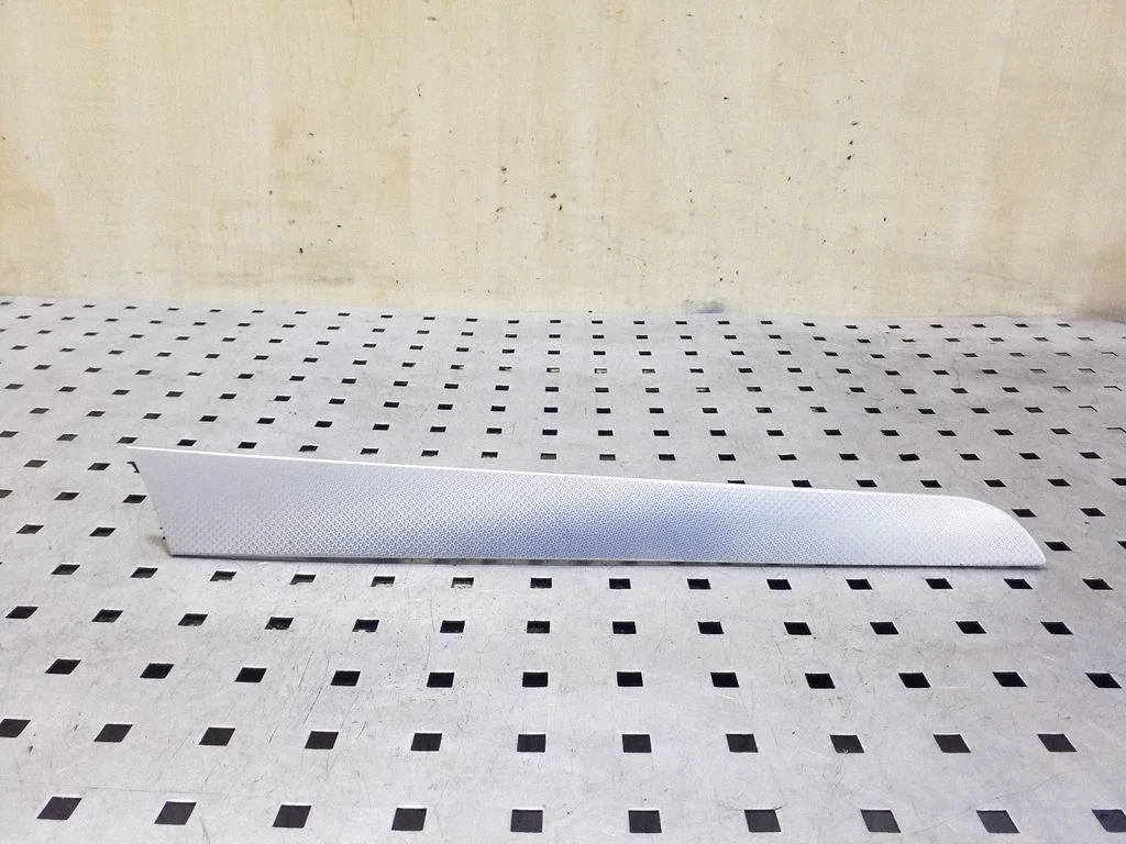 Tylna listwa ozdobna 8K0867419