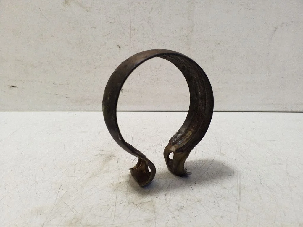 Muffler pipe connector clamp