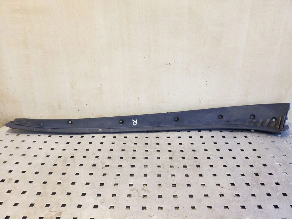 Listwa szyby przedniej 5P0854320D