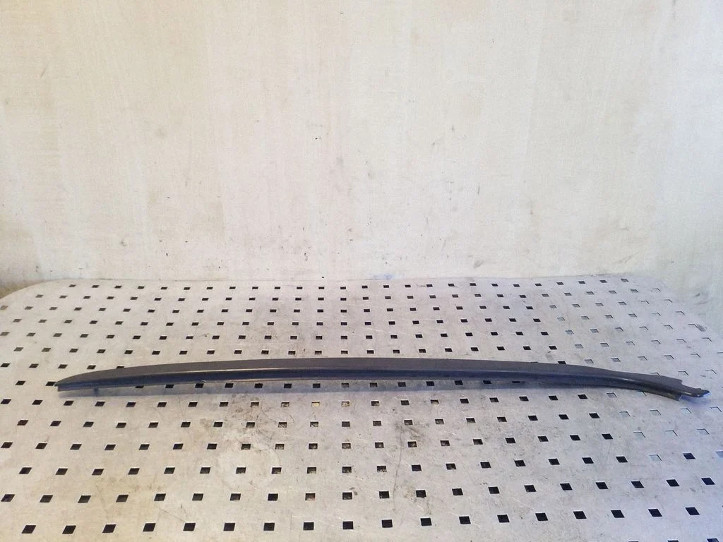 Windshield trim – left