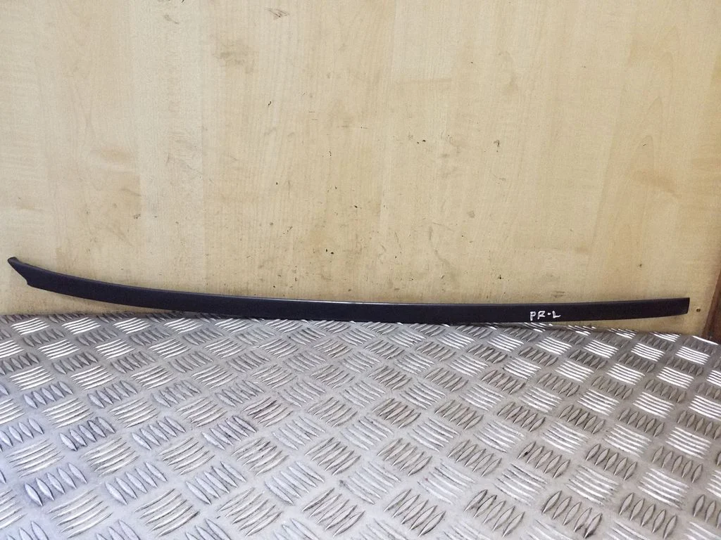 Esiklaasi liist 4L0854327