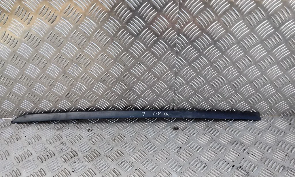 Windshield trim – left