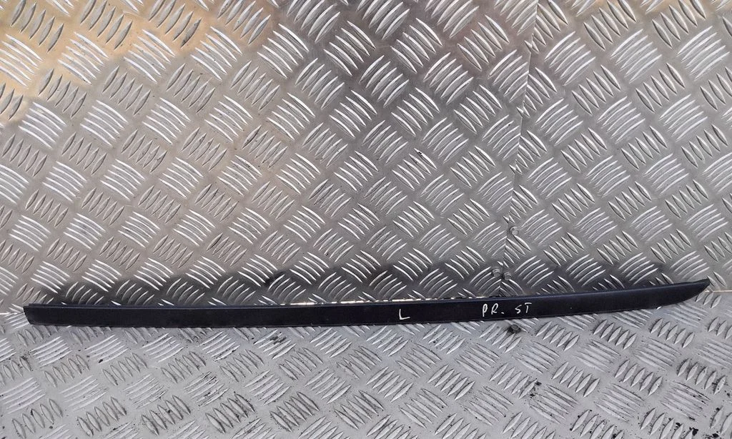 Windshield trim – left