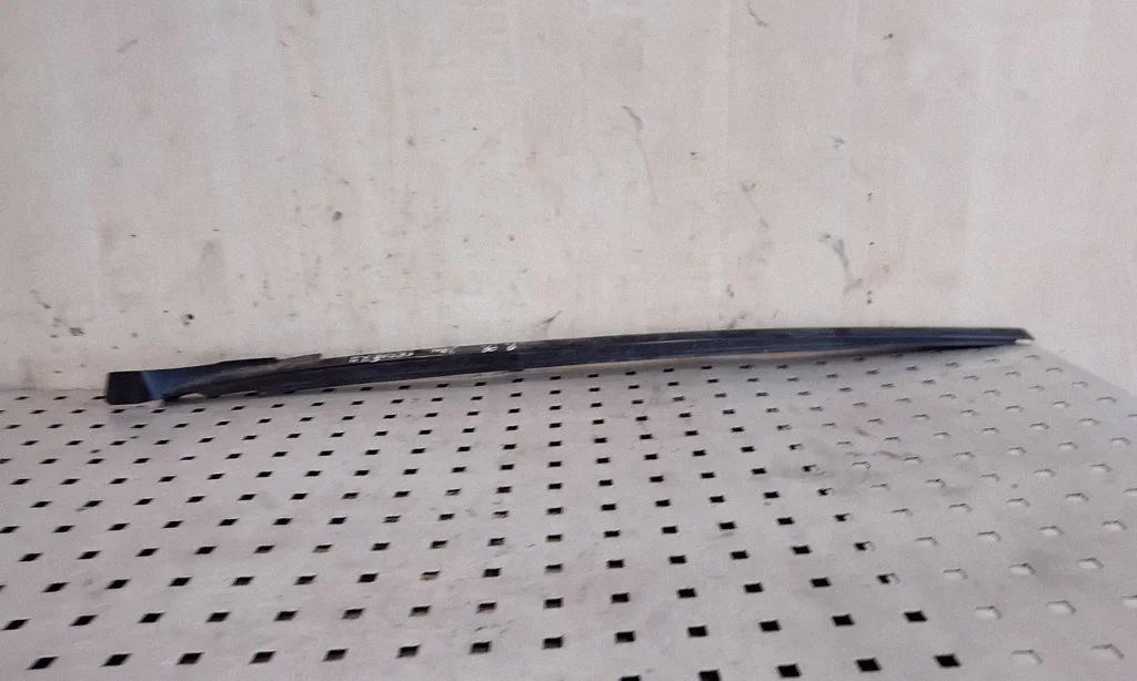 Windshield trim – right