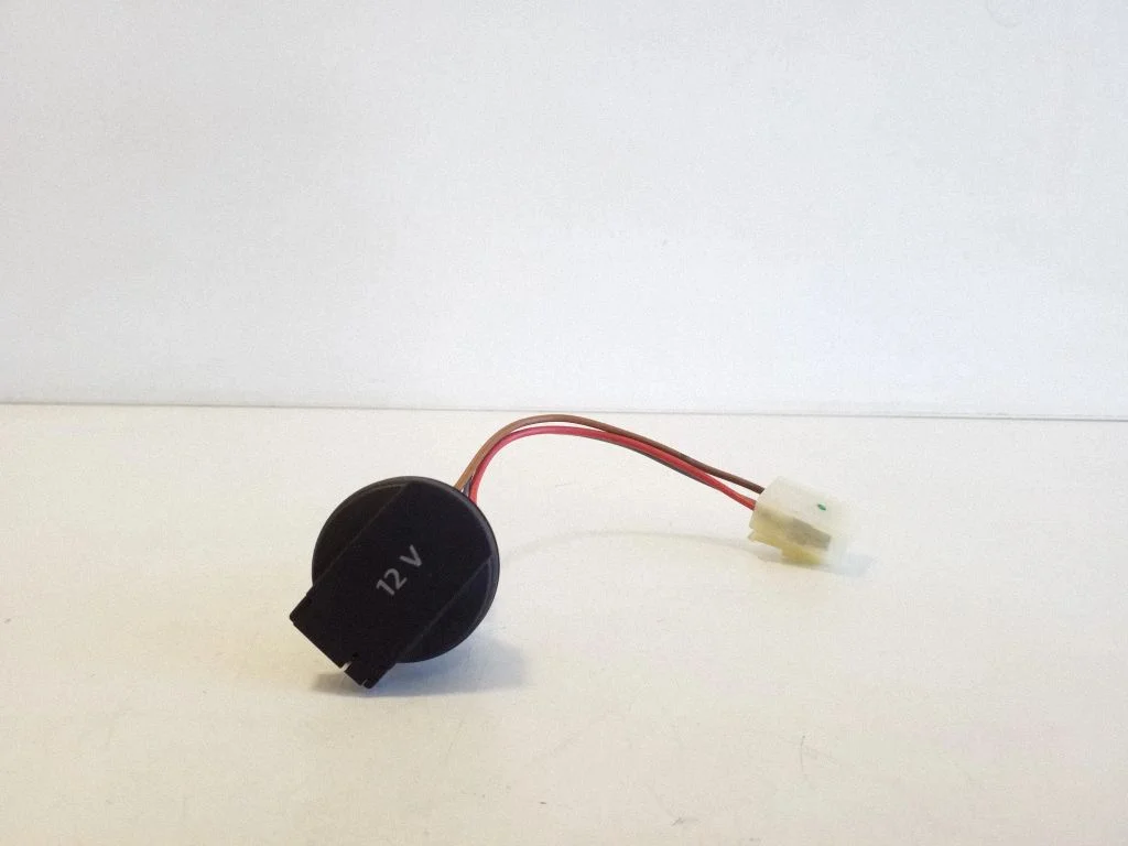 12 V lizdas (priekyje)
