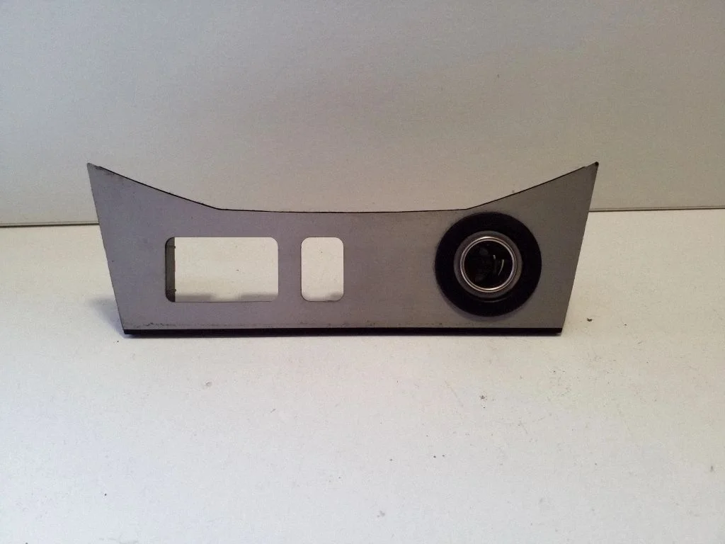 12 V lizdas (priekyje)