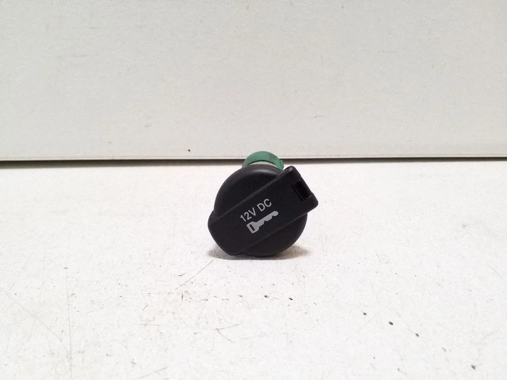 12 V lizdas (priekyje)