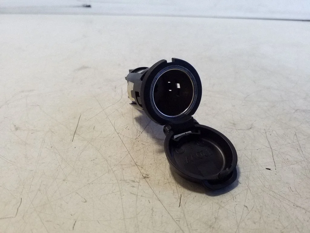 12 V lizdas (priekyje)