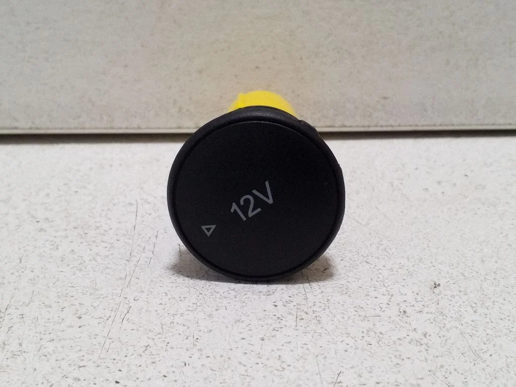12 V lizdas (priekyje)