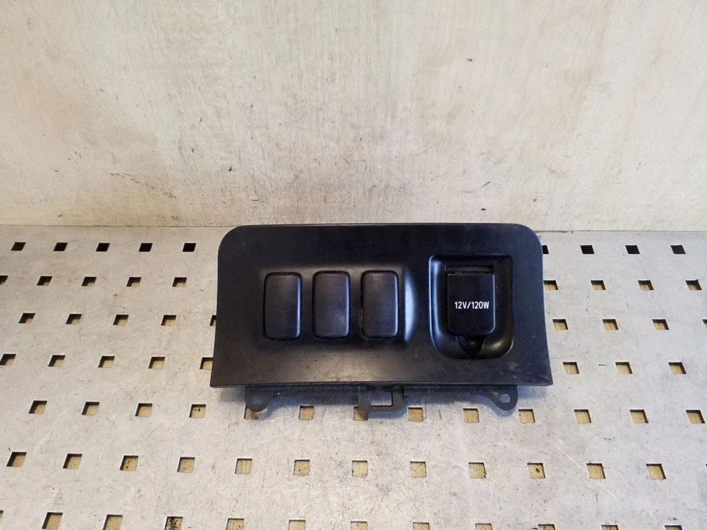 12 V lizdas (priekyje)