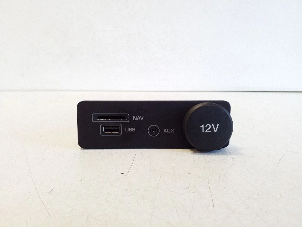 12 V lizdas (priekyje)