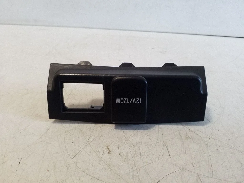 12 V lizdas (priekyje)