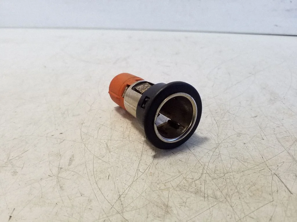 12 V lizdas (priekyje)