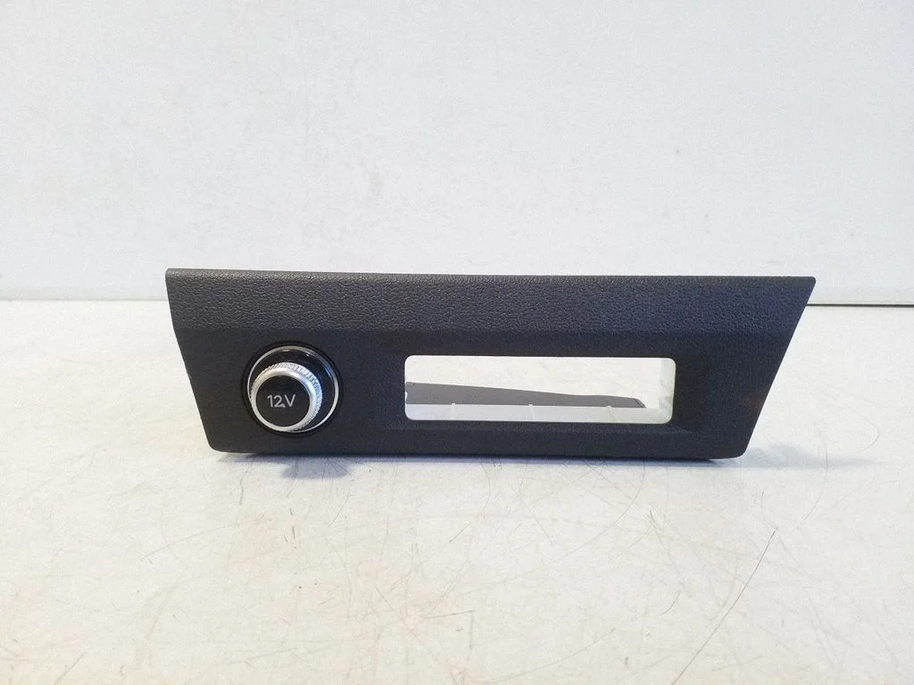 12 V lizdas (priekyje)
