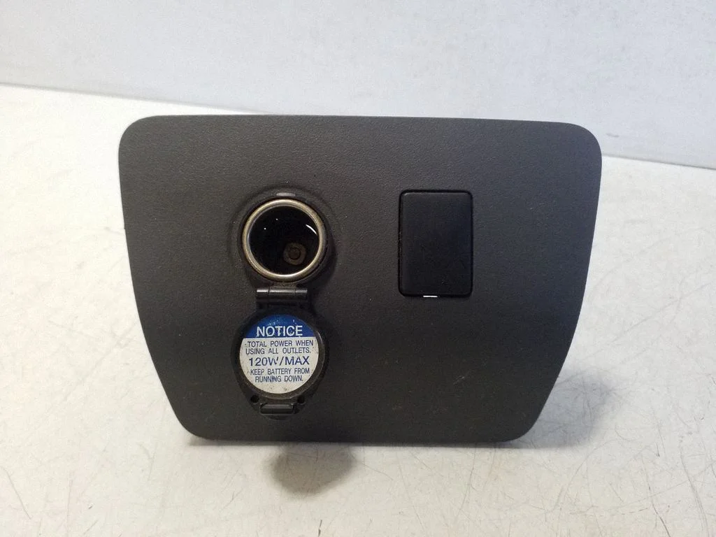12 V lizdas (priekyje)