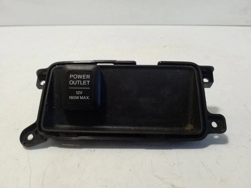 12 V lizdas (priekyje)