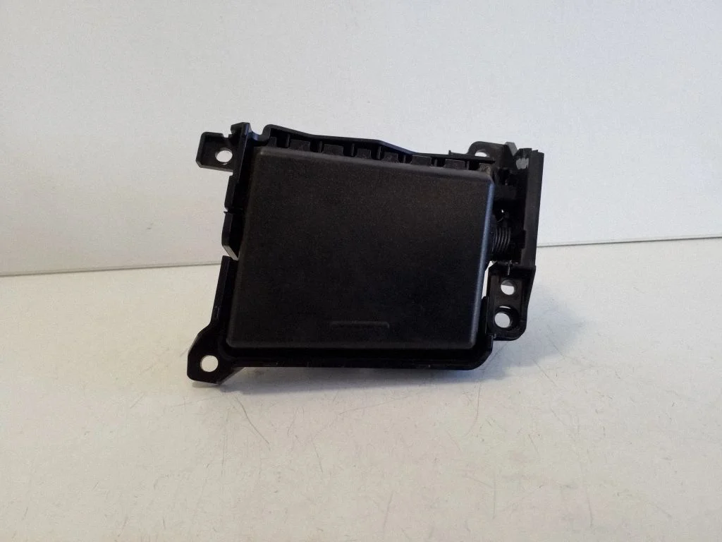 12 V lizdas (priekyje)