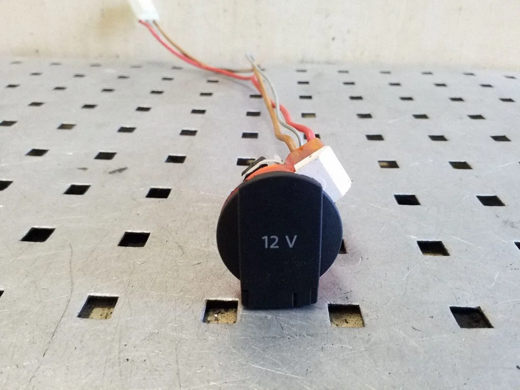 12 V lizdas (gale)
