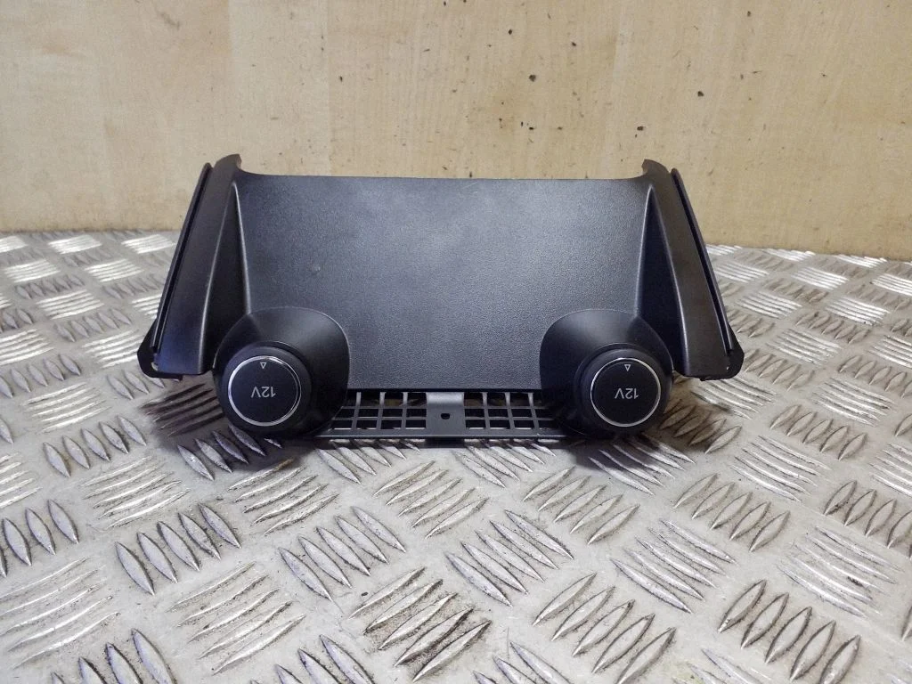 12 V lizdas (priekyje)