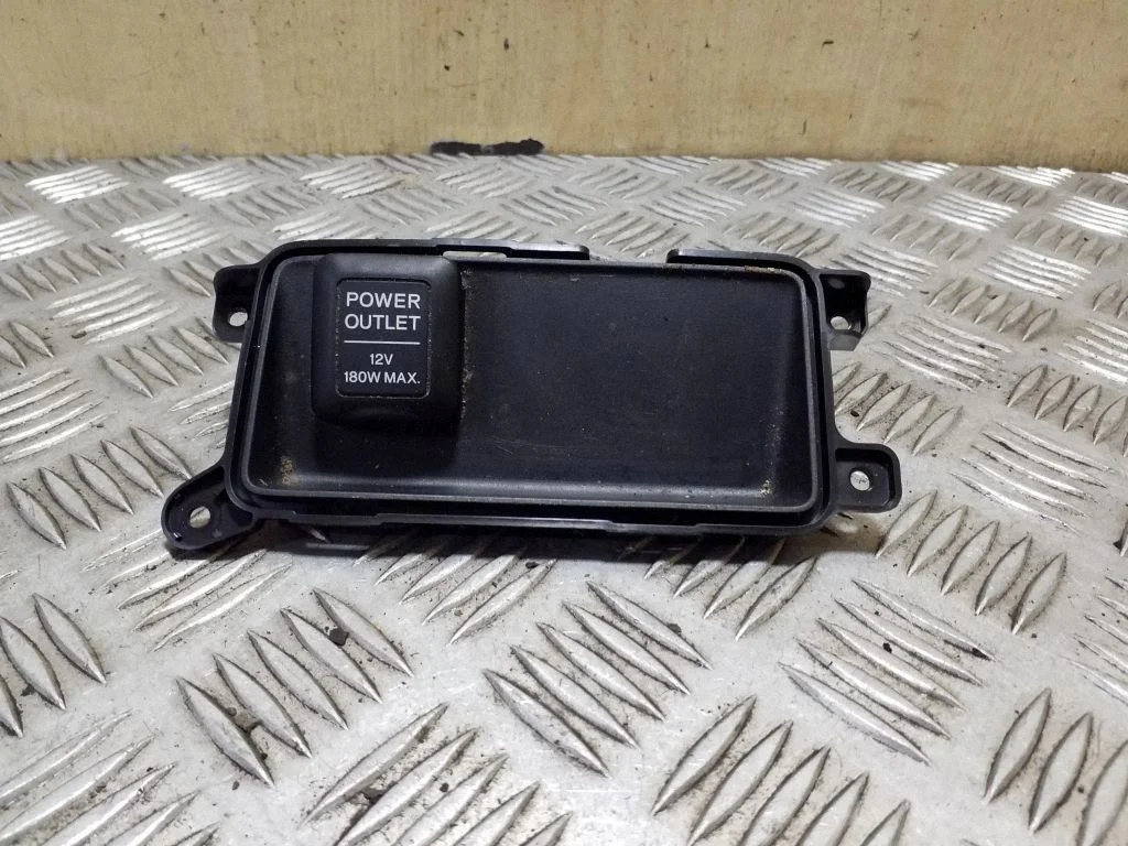 12 V lizdas (priekyje)