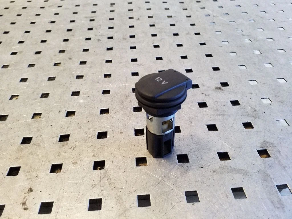 12 V lizdas (gale)
