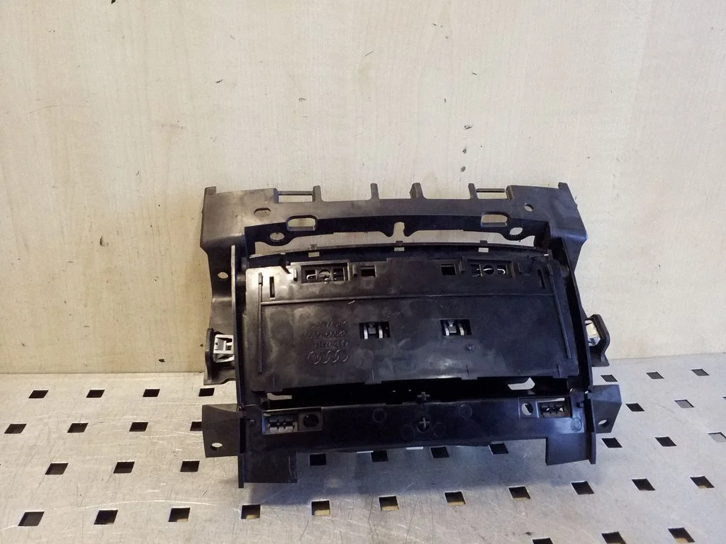 12 V lizdas (priekyje)