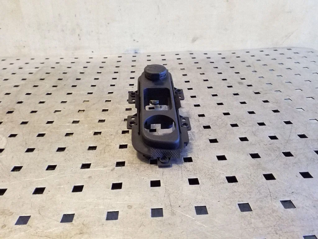 12 V lizdas (priekyje)