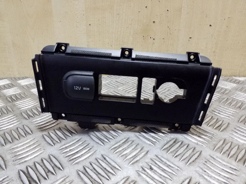 12 V lizdas (priekyje)