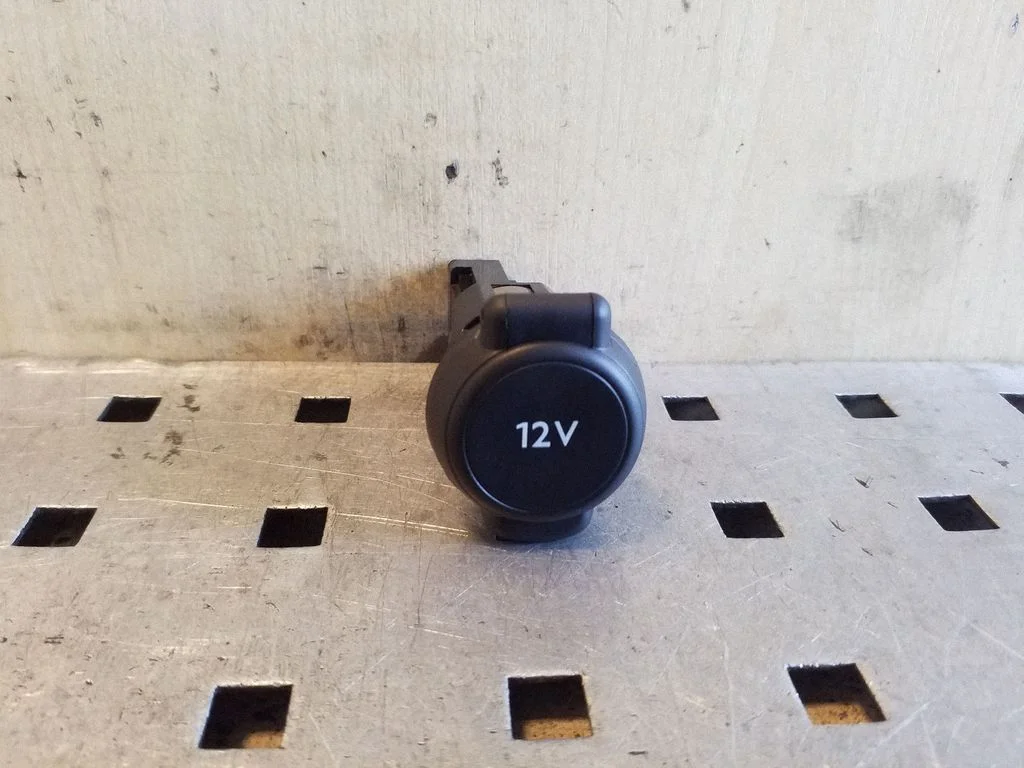 12 V lizdas (priekyje)