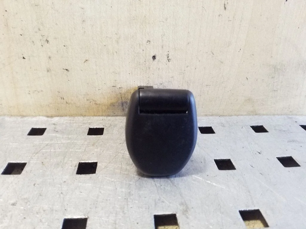 12 V lizdas (priekyje)